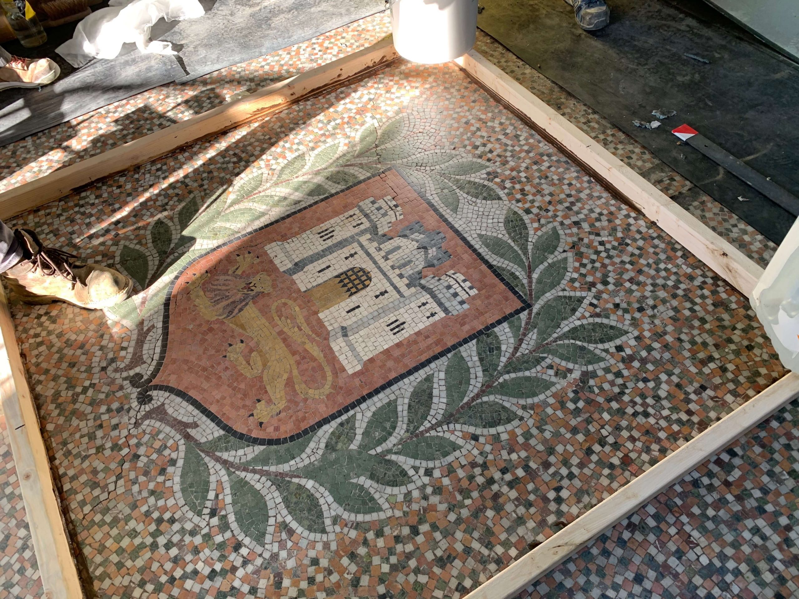Large floor marble mosaic crest carefully removed this week, what this space to see its progress in the workshop.